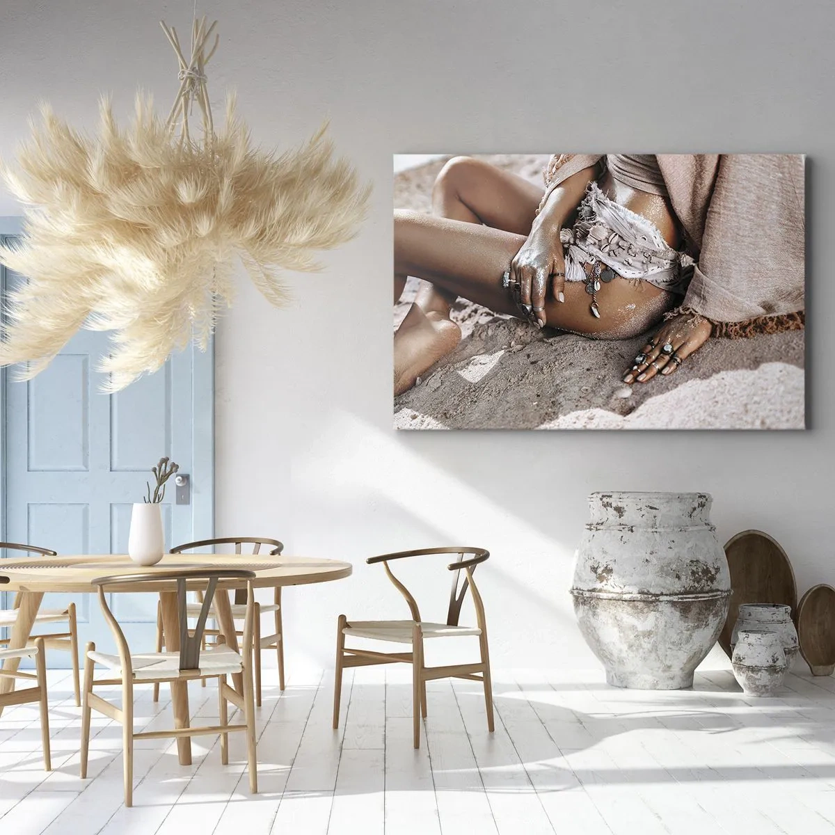 Lærredstryk - Billede på lærred - Boho kvinde på stranden med smykker - 70x50cm - Kastet ud af bølgerne? - Moderne vægdekoration til stue og soveværelse ARTTOR