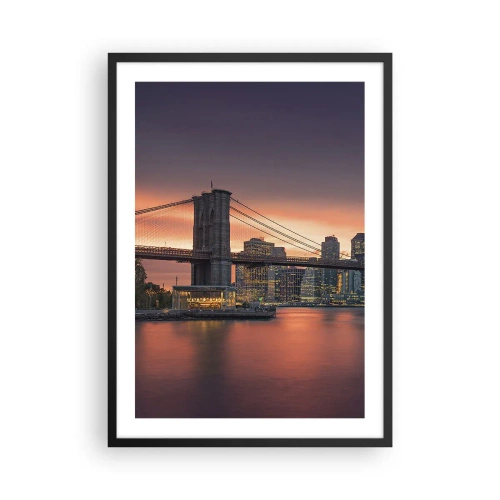 Plakat i sort ramme - Brooklyn Bridge om natten med den oplyste by i baggrunden - 50x70cm - Sænket i lilla stilhed - Moderne vægdekoration til stue og soveværelse ARTTOR