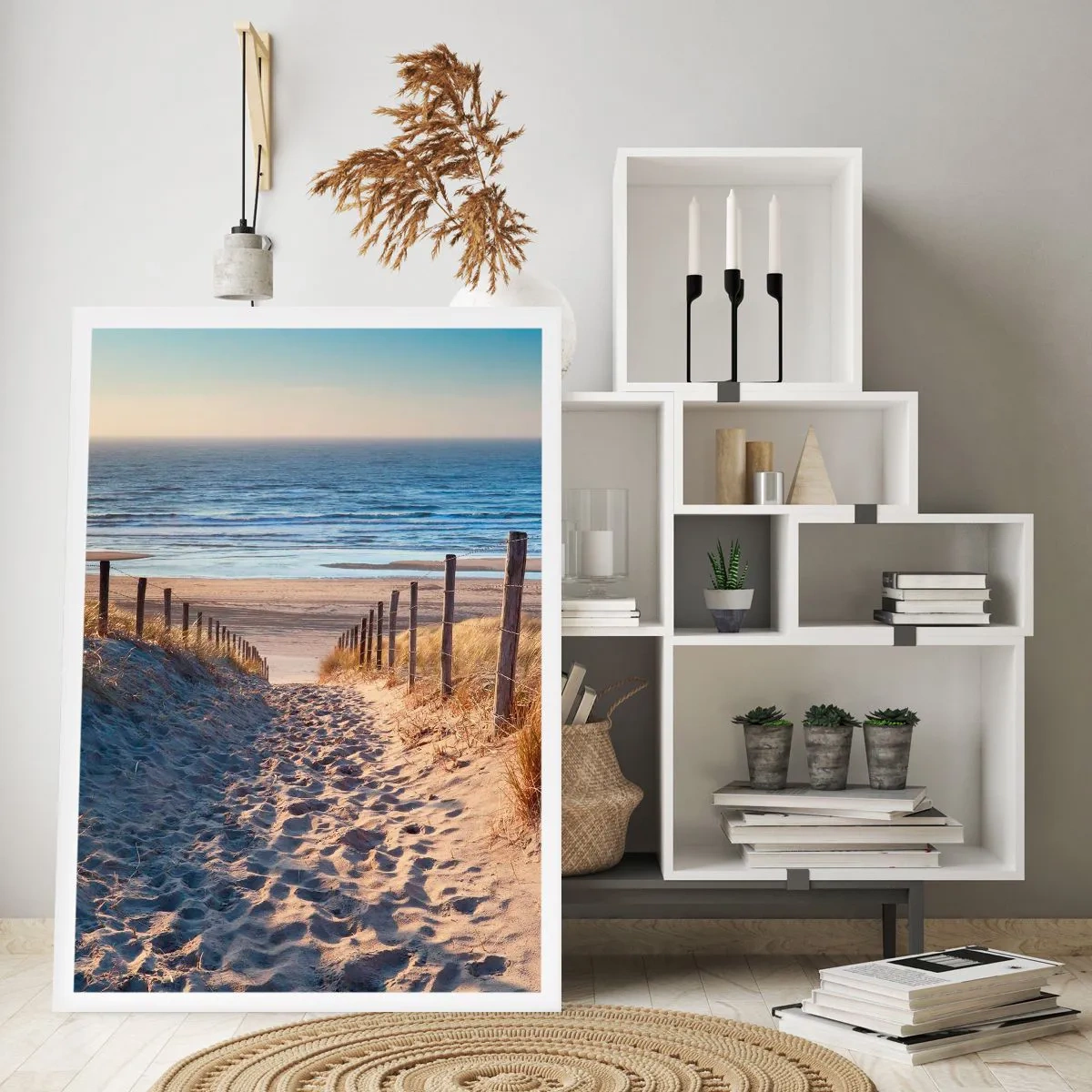 Plakat - Havet brummer, fuglene synger, en vild strand midt i græsset.... - 61x91 cm