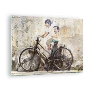 Billede på glas - Et vægmaleri med en cykel og figurer af børn mod en vægbaggrund. - 70x50cm - Sandt eller falsk? - Moderne vægdekoration til stue og soveværelse ARTTOR