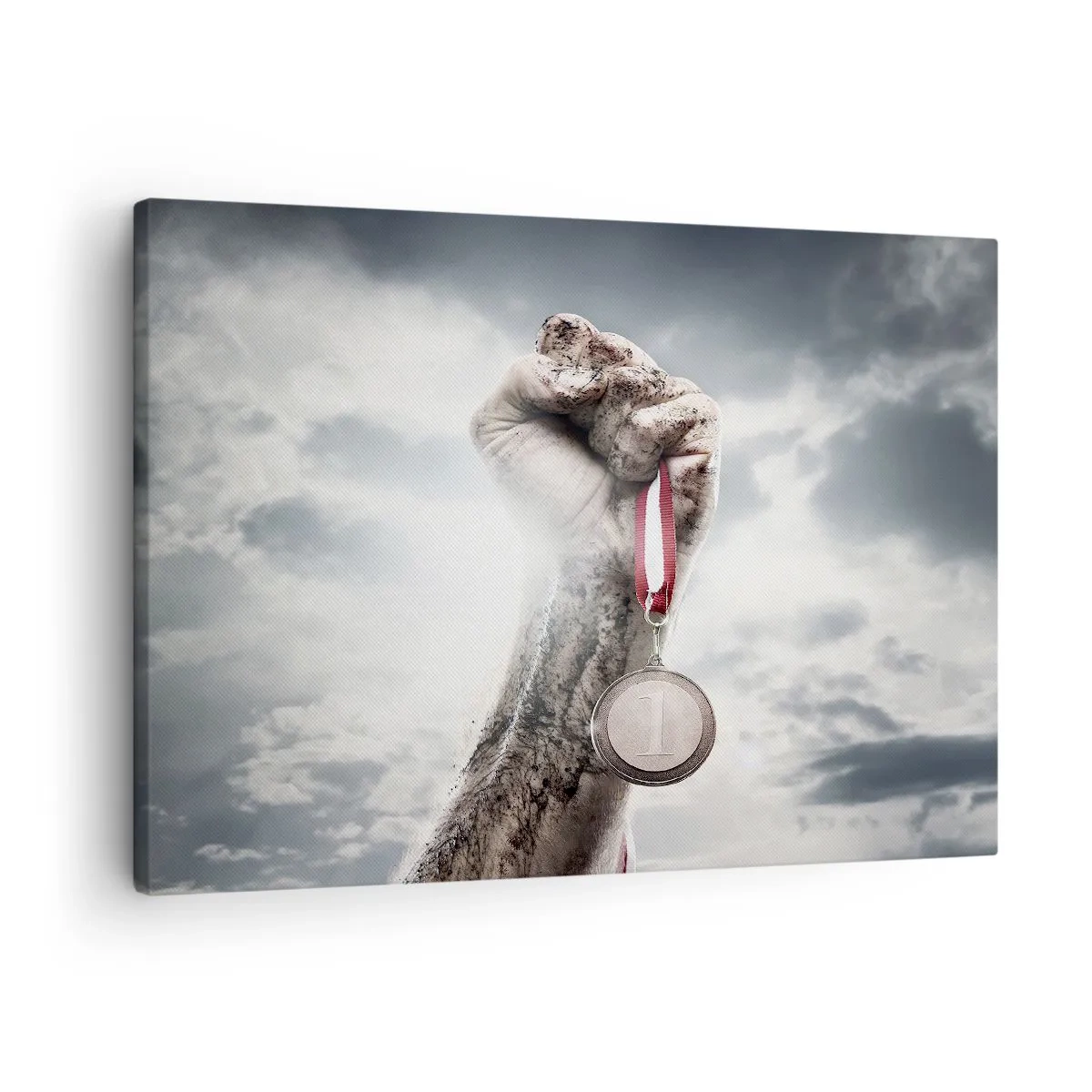 Lærredstryk - Billede på lærred - En hånd løftet med en medalje mod en overskyet himmel - 70x50cm - Per aspera ad astra - Moderne vægdekoration til stue og soveværelse ARTTOR