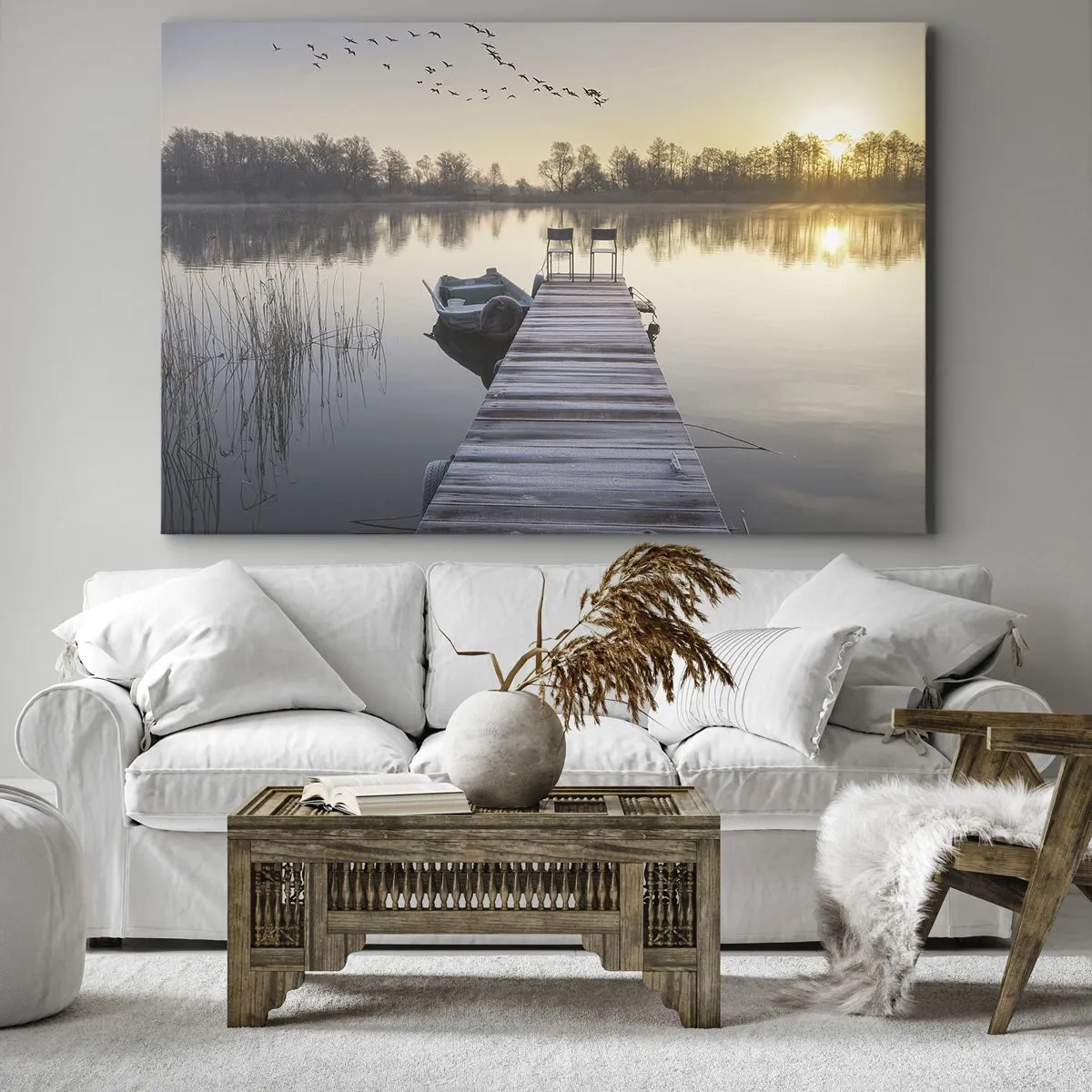Lærredstryk - Billede på lærred - En mole ved søen om morgenen med en båd og stole - 70x50cm - Jeg kommer tilbage om et stykke tid - Moderne vægdekoration til stue og soveværelse ARTTOR