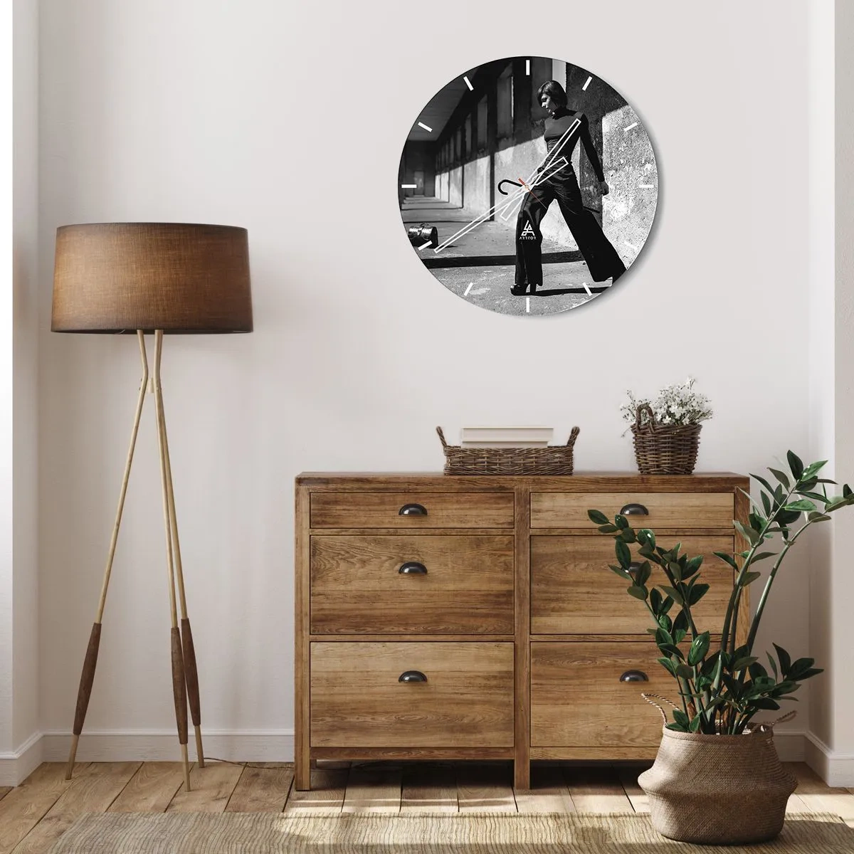 Vægur, Uret - Sort-hvidt fotografi af en kvinde i et stilfuldt outfit i industrielle omgivelser. - 30x30cm - Byens elegance - Moderne vægdekoration til stue, køkken og soveværelse ARTTOR