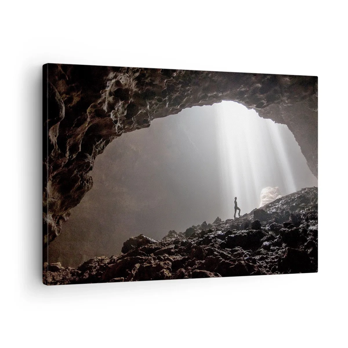 Lærredstryk - Billede på lærred - En figur i en hule oplyst af lysstråler - 70x50cm - Lysende grotte - Moderne vægdekoration til stue og soveværelse ARTTOR