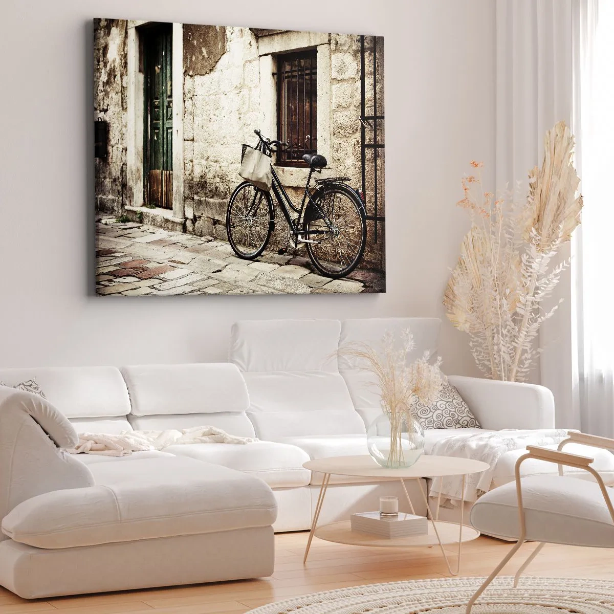 Lærredstryk - Billede på lærred - En cykel mod en stenmur med et vindue og en dør i retrostil - 70x50cm - Tilbage til fortiden - Moderne vægdekoration til stue og soveværelse ARTTOR
