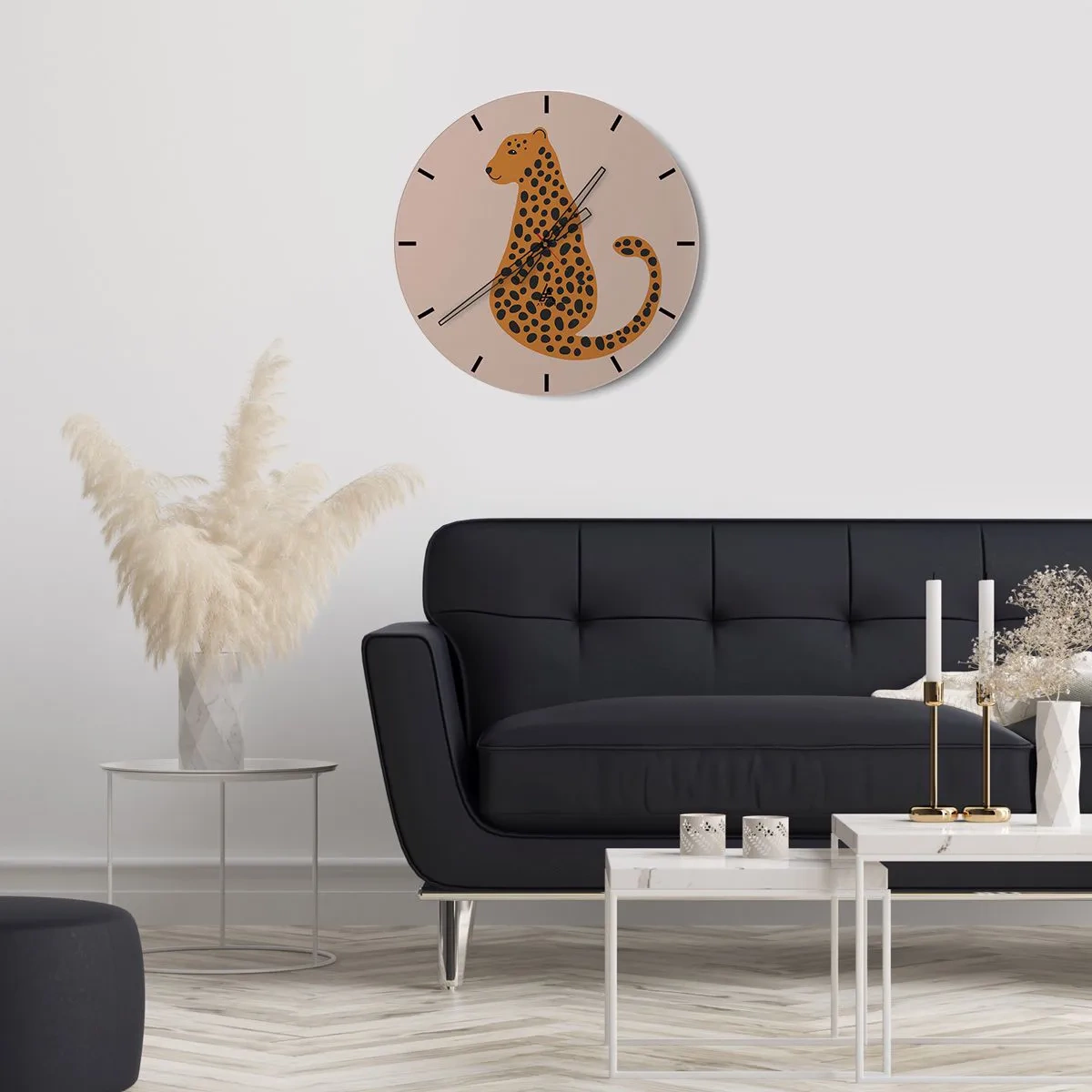 Vægur, Uret - Stiliseret panter på en beige baggrund - 30x30cm - Leopardprint er et moderigtigt mønster - Moderne vægdekoration til stue, køkken og soveværelse ARTTOR