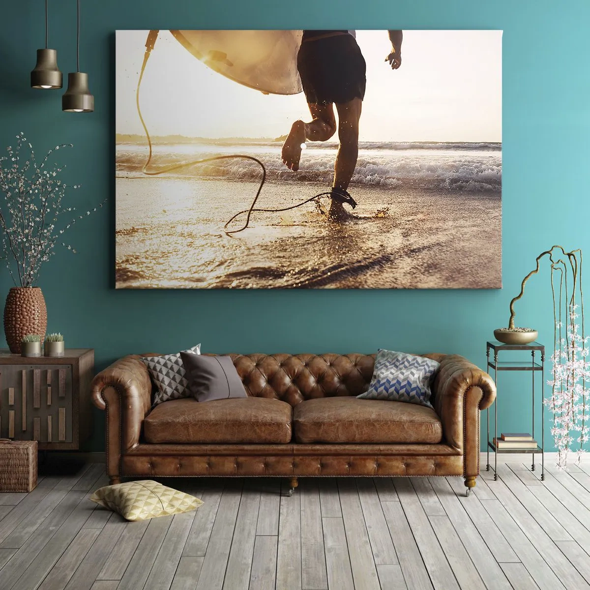 Lærredstryk - Billede på lærred - En surfer løber langs stranden med sit bræt i solskinnet. - 70x50cm - For at møde bølgen - Moderne vægdekoration til stue og soveværelse ARTTOR