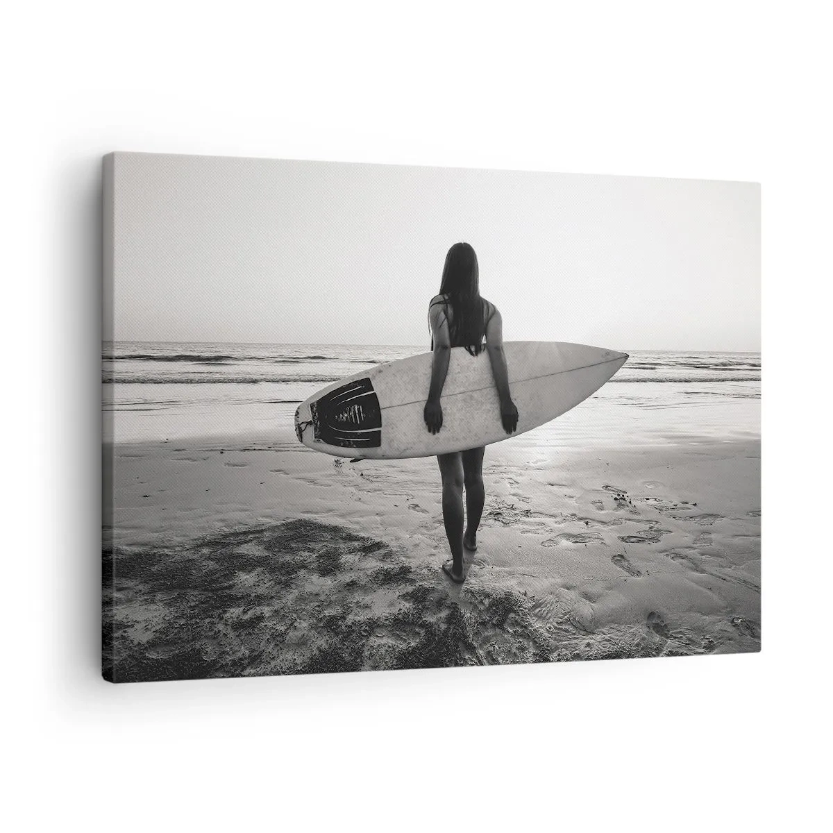 Lærredstryk - Billede på lærred - Kvinde med surfbræt på stranden i sort og hvid - 70x50cm - Datter af havbølgen - Moderne vægdekoration til stue og soveværelse ARTTOR