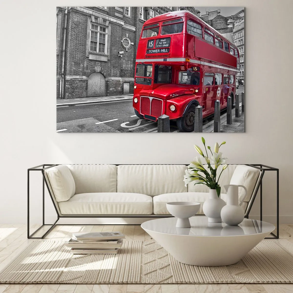 Billede på glas - En rød London-bus mod en sort og hvid gadebaggrund - 70x50cm - Altid det samme - Moderne vægdekoration til stue og soveværelse ARTTOR