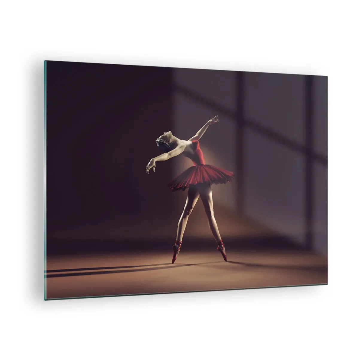 Billede på glas - En ballerina i en rød kjole i en dynamisk positur - 70x50cm - Prima ballerina - Moderne vægdekoration til stue og soveværelse ARTTOR