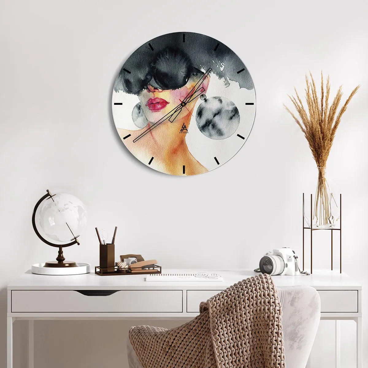 Vægur, Uret - Portræt af en kvinde med briller og store øreringe, akvarel - 30x30cm - Hemmeligheden bag elegance - Moderne vægdekoration til stue, køkken og soveværelse ARTTOR