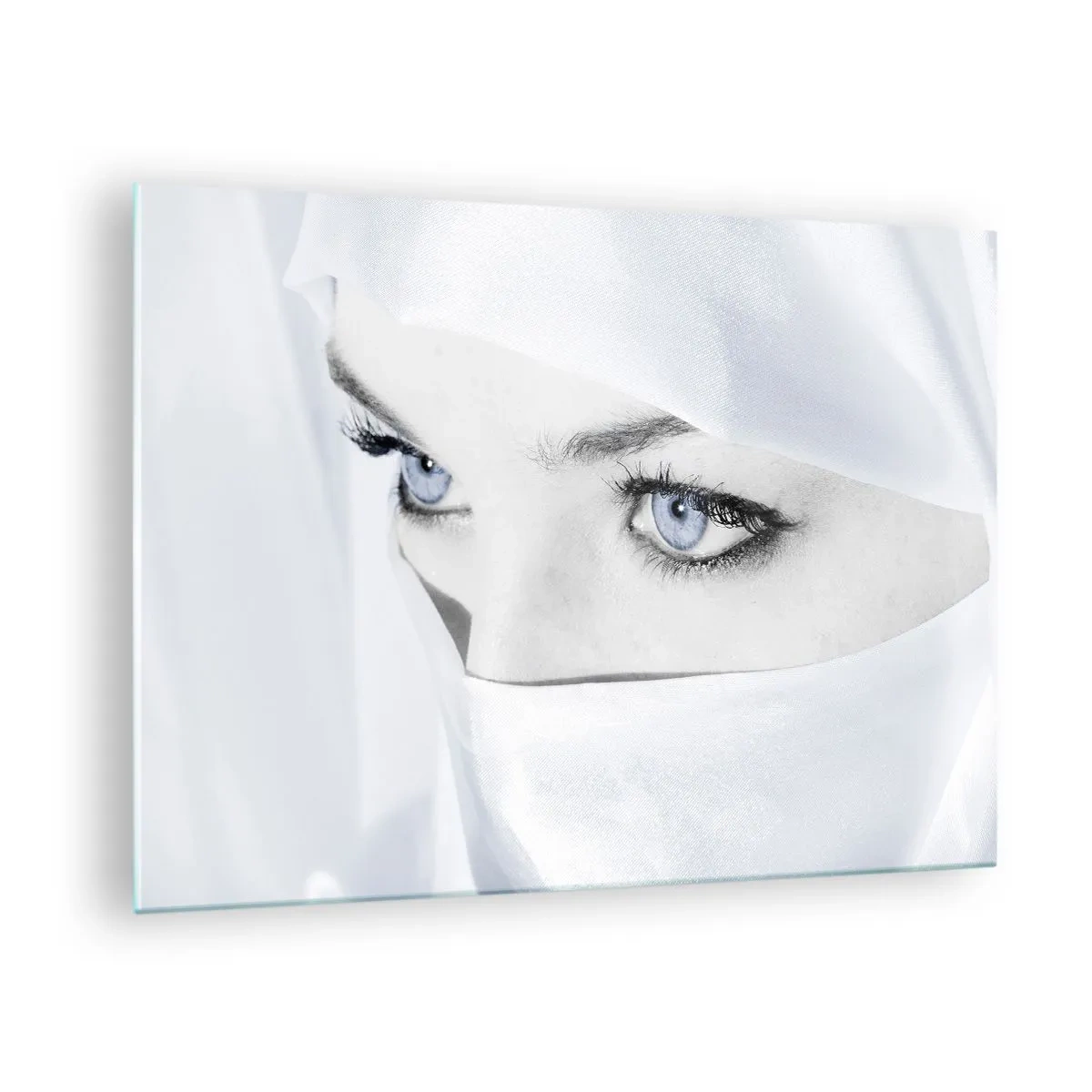 Billede på glas - Et diskret portræt med udtryksfulde blå øjne - 70x50cm - Lige fra tusind og en nat - Moderne vægdekoration til stue og soveværelse ARTTOR