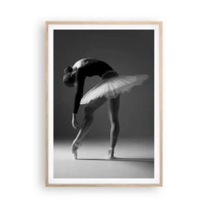 Plakat i ramme af lyst egetræ - Bella balerina - 70x100 cm