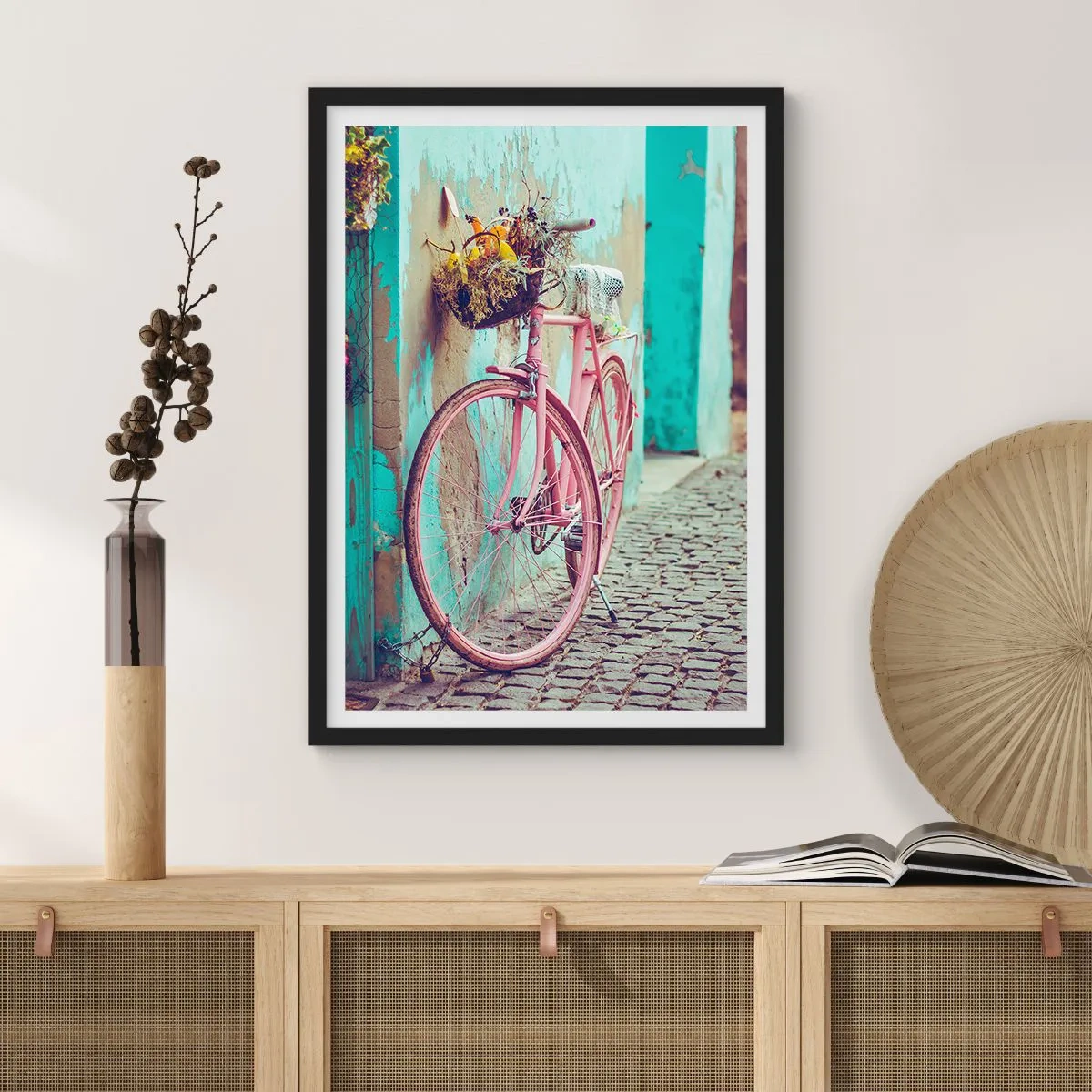 Plakat i sort ramme - En lyserød cykel med en kurv på en rustik gade - 50x70cm - Jeg vender tilbage om lidt - Moderne vægdekoration til stue og soveværelse ARTTOR