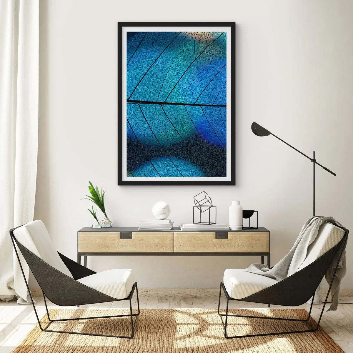 Plakat i sort ramme - Nærbillede af et blåt blad med fremtrædende årer - 50x70cm - Indviklet konstruktion - Moderne vægdekoration til stue og soveværelse ARTTOR