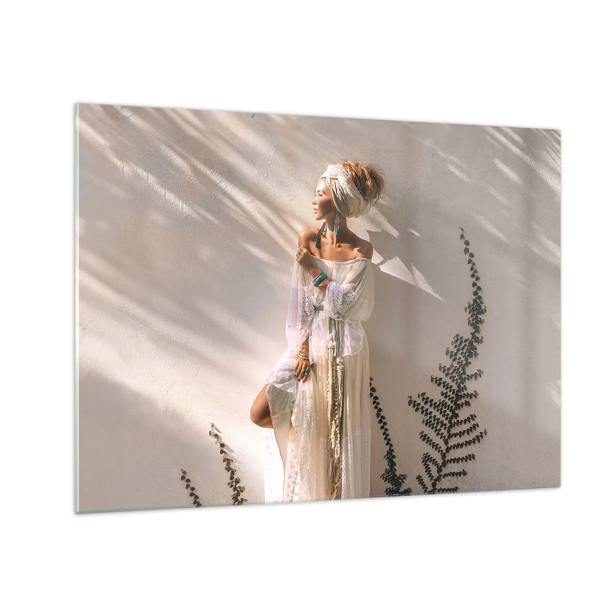 Billede på glas - En kvinde i boho-stil mod en baggrund af en lys væg og planteskygger - 70x50cm - Solen og pigen - Moderne vægdekoration til stue og soveværelse ARTTOR