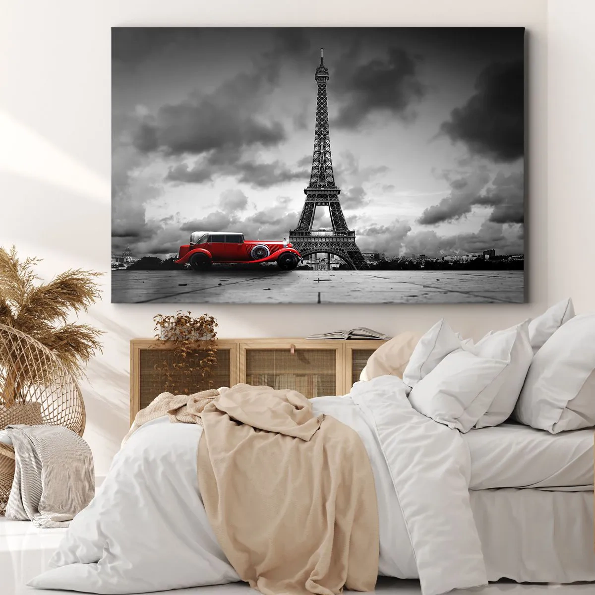 Lærredstryk - Billede på lærred - Rød retrobil foran Eiffeltårnet i sort og hvid - 70x50cm - For ikke så længe siden i Paris - Moderne vægdekoration til stue og soveværelse ARTTOR