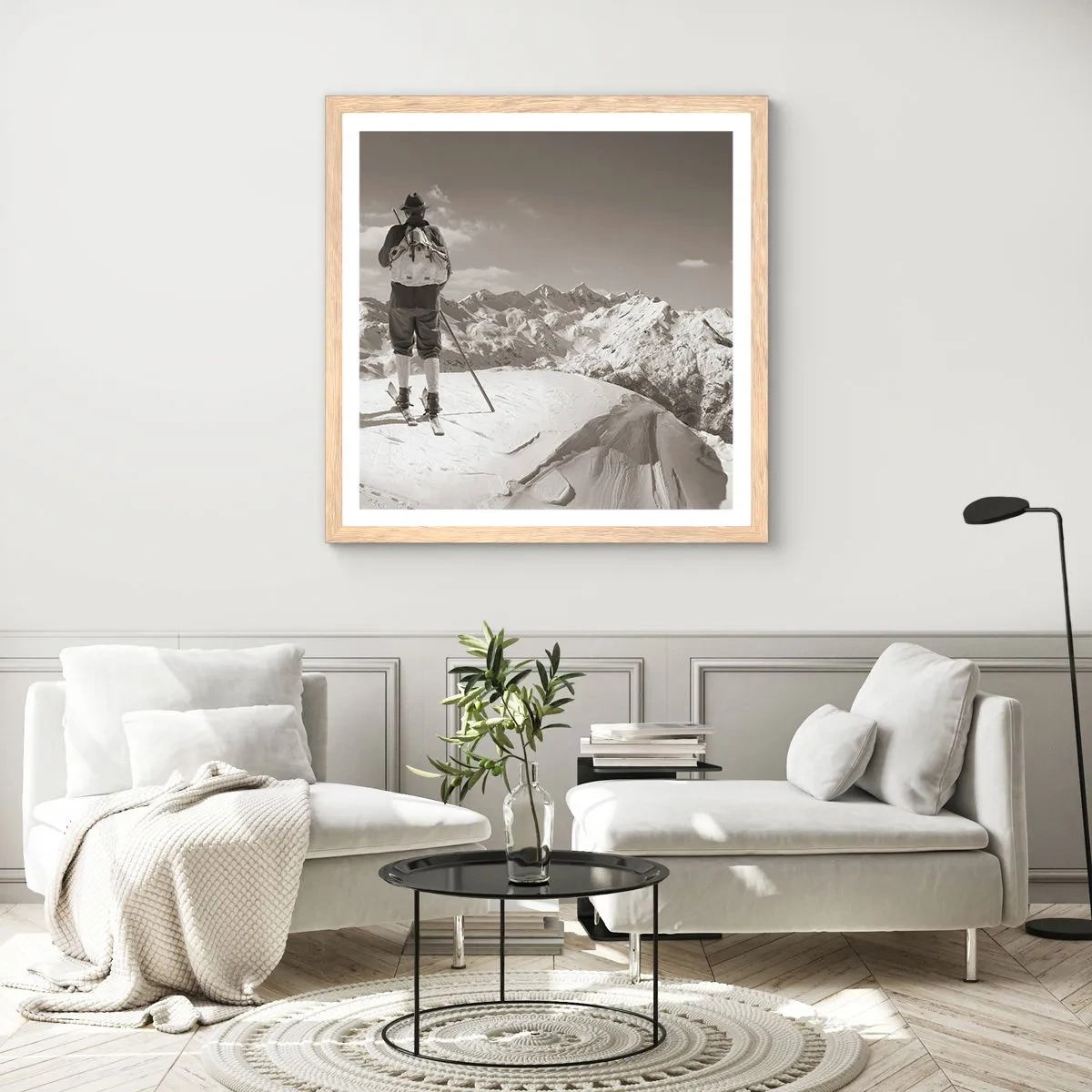 Plakat i ramme af lyst egetræ - Og bjergene er de samme - 40x40 cm