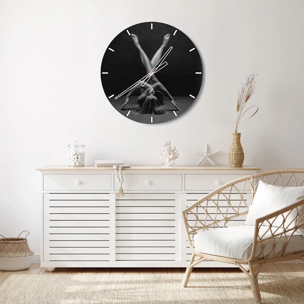Vægur, Uret - Kunstnerisk silhuet af en kvinde i en dynamisk positur mod en sort baggrund - 30x30cm - Nøgenhedens geometri - Moderne vægdekoration til stue, køkken og soveværelse ARTTOR