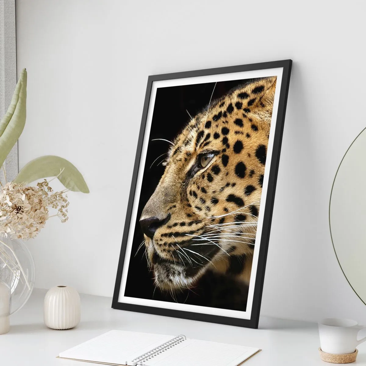 Plakat i sort ramme - Profil af en leopard på en mørk baggrund - 50x70cm - Rolig, fokuseret, klar - Moderne vægdekoration til stue og soveværelse ARTTOR