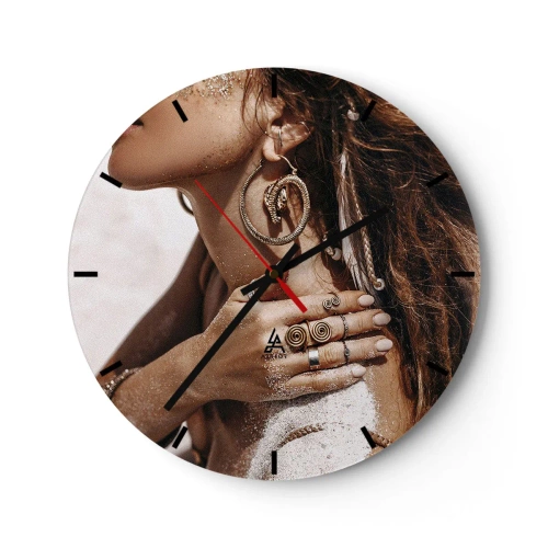Vægur, Uret - En kvinde med udsmykkede smykker mod en baggrund af sand og lys - 30x30cm - Dronning af den vilde strand - Moderne vægdekoration til stue, køkken og soveværelse ARTTOR