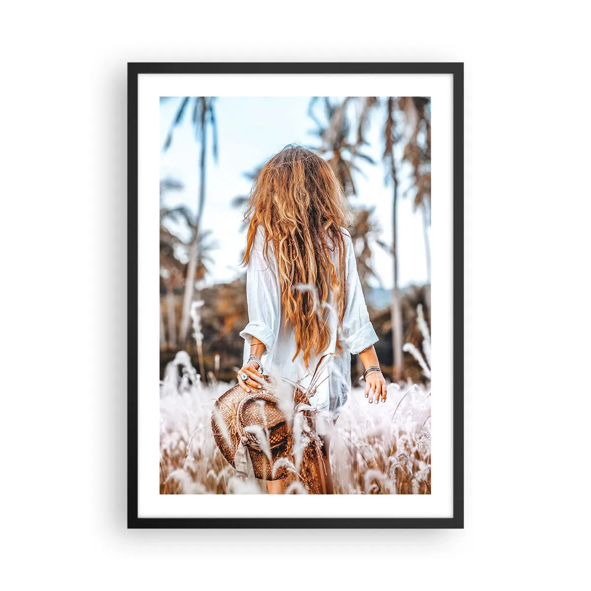 Plakat i sort ramme - En kvinde i en hvid skjorte går blandt palmer - 50x70cm - Født af græsdun - Moderne vægdekoration til stue og soveværelse ARTTOR