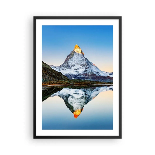 Plakat i sort ramme - Et bjerg med en snedækket top spejlet i en sø - 50x70cm - To verdener - Moderne vægdekoration til stue og soveværelse ARTTOR