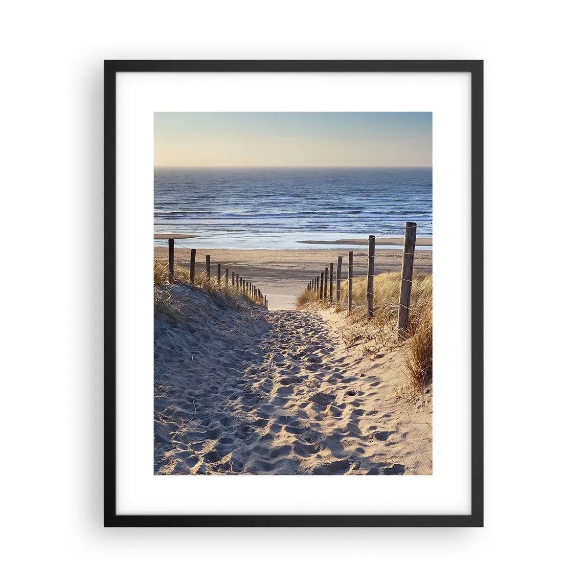 Plakat i sort ramme - Havet brummer, fuglene synger, en vild strand midt i græsset.... - 40x50 cm