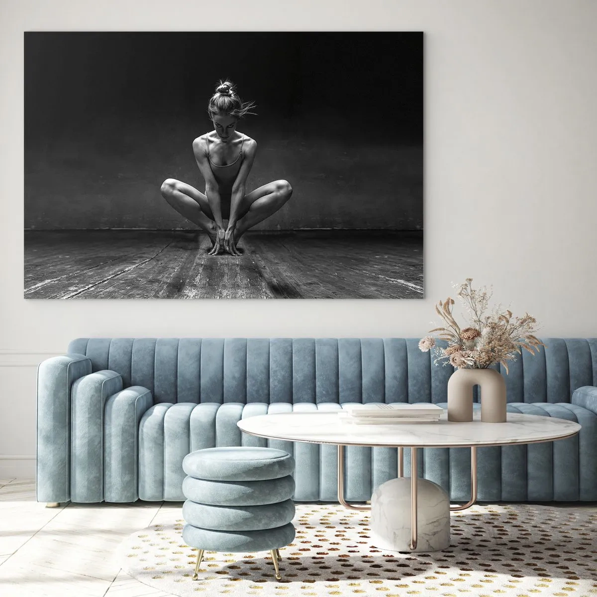 Billede på glas - En danser i balletstilling på et trægulv - 70x50cm - Fokuseret danseenergi - Moderne vægdekoration til stue og soveværelse ARTTOR