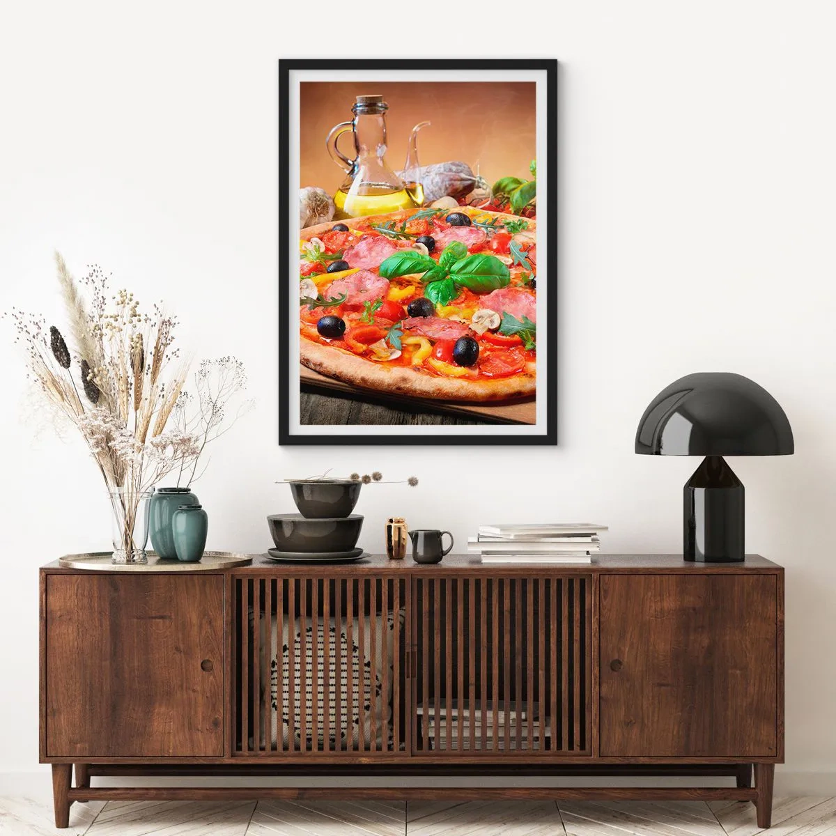 Plakat i sort ramme - Lækker pizza med oliven og krydderurter på et træbord - 50x70cm - Med en ægte italiensk smag - Moderne vægdekoration til stue og soveværelse ARTTOR