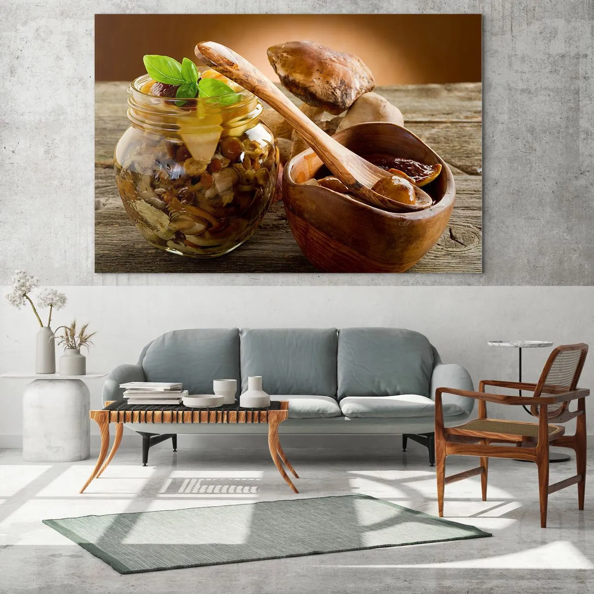 Billede på glas - Syltede svampe i en krukke med en træskål og svampe på bordet i baggrunden - 70x50cm - Frisk, saltet eller efterårssaltet.... - Moderne vægdekoration til stue og soveværelse ARTTOR