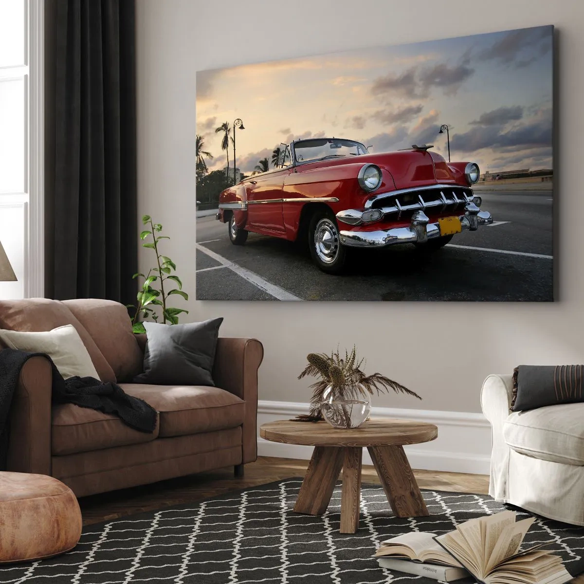 Lærredstryk - Billede på lærred - En rød klassisk cabriolet parkeret ved palmetræer i skumringen. - 70x50cm - Den røde varme i troperne - Moderne vægdekoration til stue og soveværelse ARTTOR
