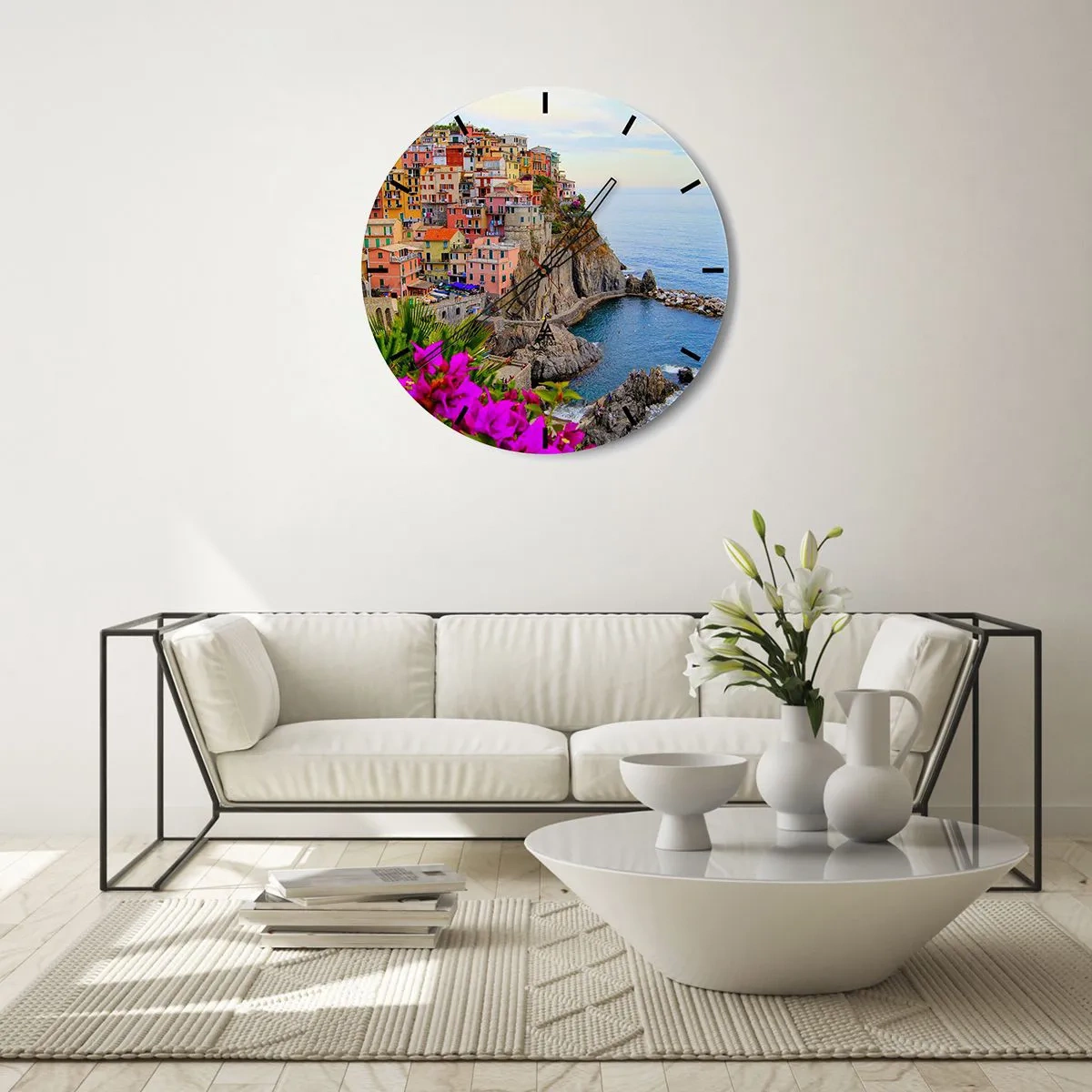 Vægur, Uret - Farverige bygninger på en klippe over havet med blomster i forgrunden - 30x30cm - En grinende by - Moderne vægdekoration til stue, køkken og soveværelse ARTTOR