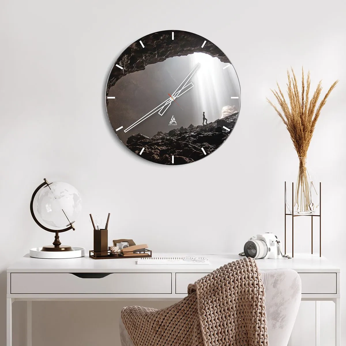 Vægur, Uret - En figur i en hule oplyst af lysstråler - 30x30cm - Lysende grotte - Moderne vægdekoration til stue, køkken og soveværelse ARTTOR