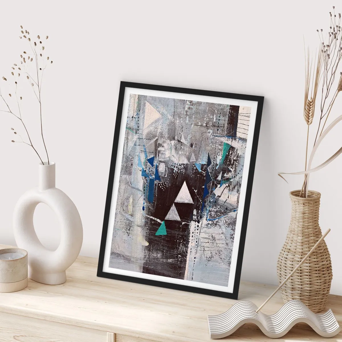 Plakat i sort ramme - Abstrakt geometrisk komposition i nuancer af grå og blå - 50x70cm - Overordnet rækkefølge af trekanter - Moderne vægdekoration til stue og soveværelse ARTTOR