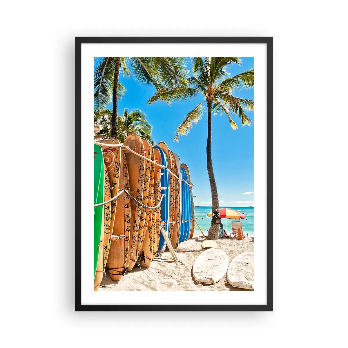 Plakat i sort ramme - Surfbrætter på en strand med palmer og en blå himmel - 50x70cm - Solrig sjov - Moderne vægdekoration til stue og soveværelse ARTTOR