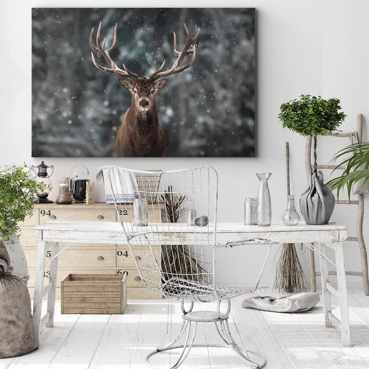 Lærredstryk - Billede på lærred - Hjorte i en vinterskov med faldende sne - 70x50cm - Skovens konge kronet - Moderne vægdekoration til stue og soveværelse ARTTOR