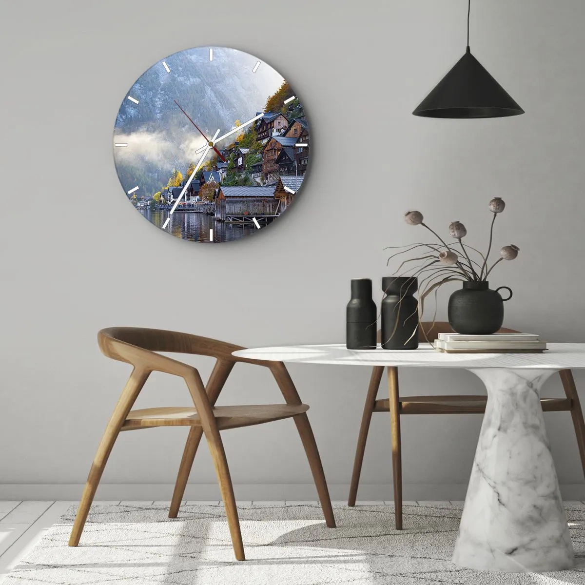 Vægur, Uret - En bjerglandsby ved en sø i morgenlyset - 30x30cm - Alpine climes - Moderne vægdekoration til stue, køkken og soveværelse ARTTOR