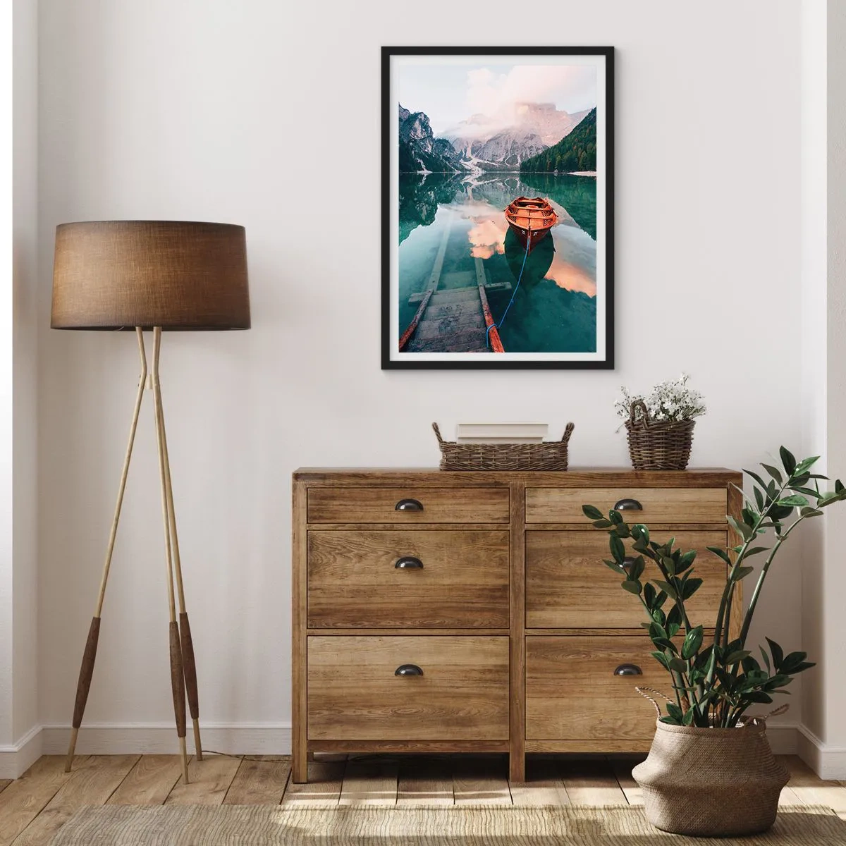 Plakat i sort ramme - En træbåd på en rolig sø omgivet af bjerge - 50x70cm - Fredfyldt søvn i bjergene - Moderne vægdekoration til stue og soveværelse ARTTOR