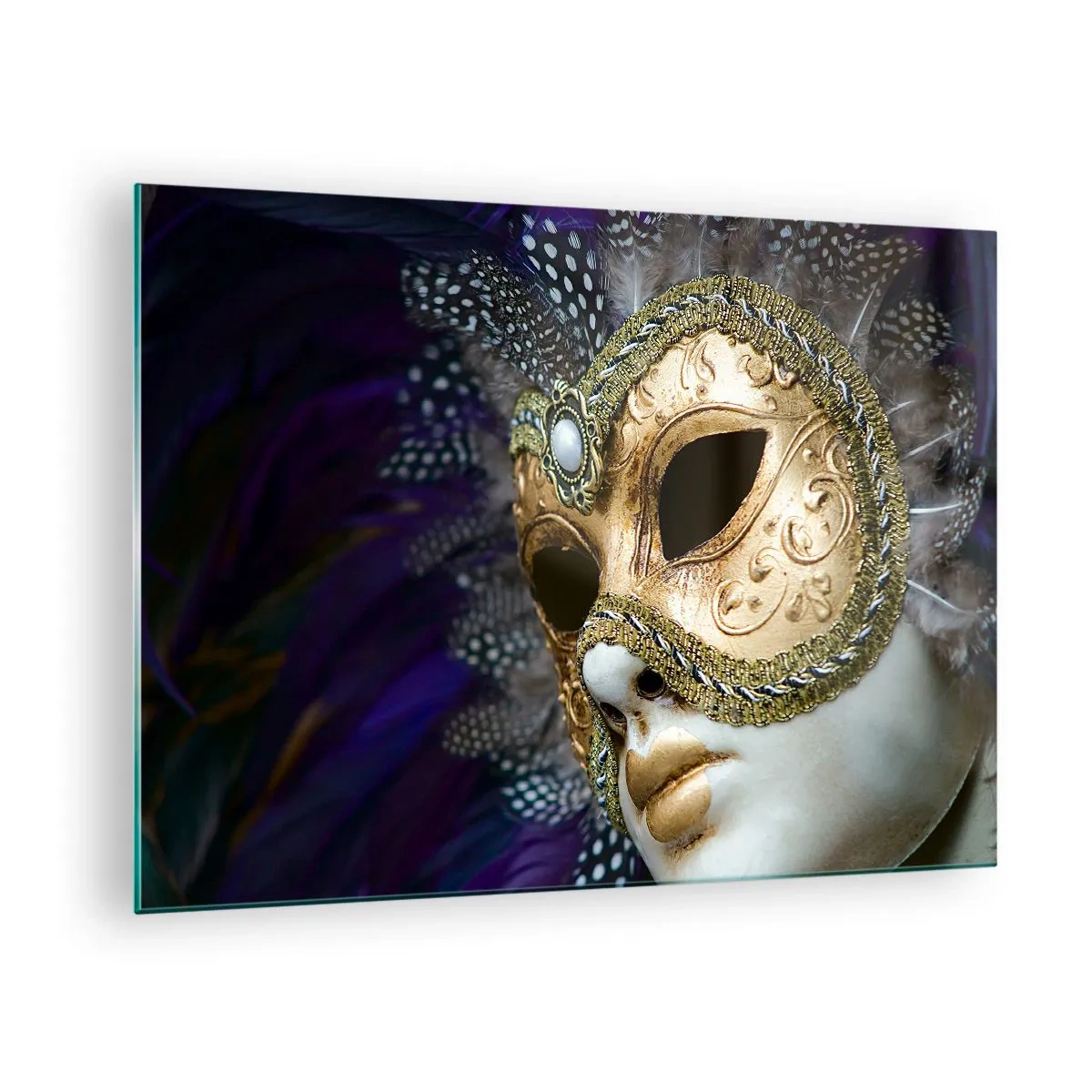 Billede på glas - Guld venetiansk maske med fjer på en lilla baggrund - 70x50cm - Venetiansk portræt i guld - Moderne vægdekoration til stue og soveværelse ARTTOR