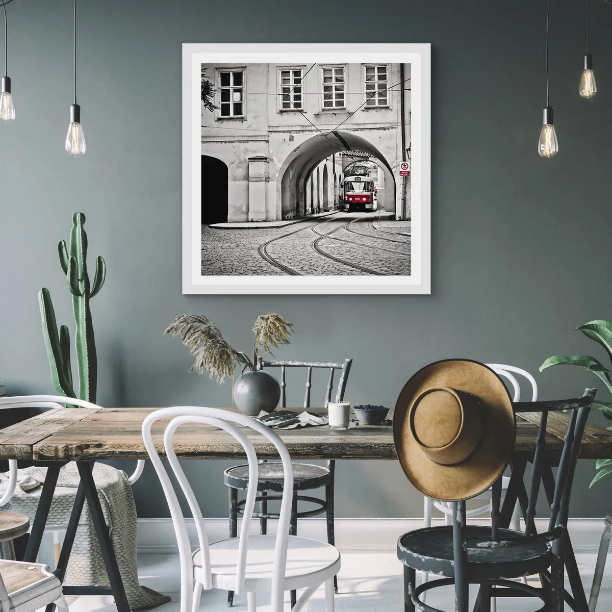 Plakat i hvid ramme - Gennem byens labyrint - 60x60 cm