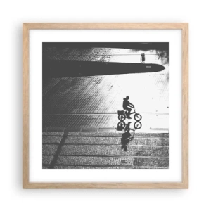 Plakat i ramme af lyst egetræ - Fremad, gennem byen - 40x40 cm