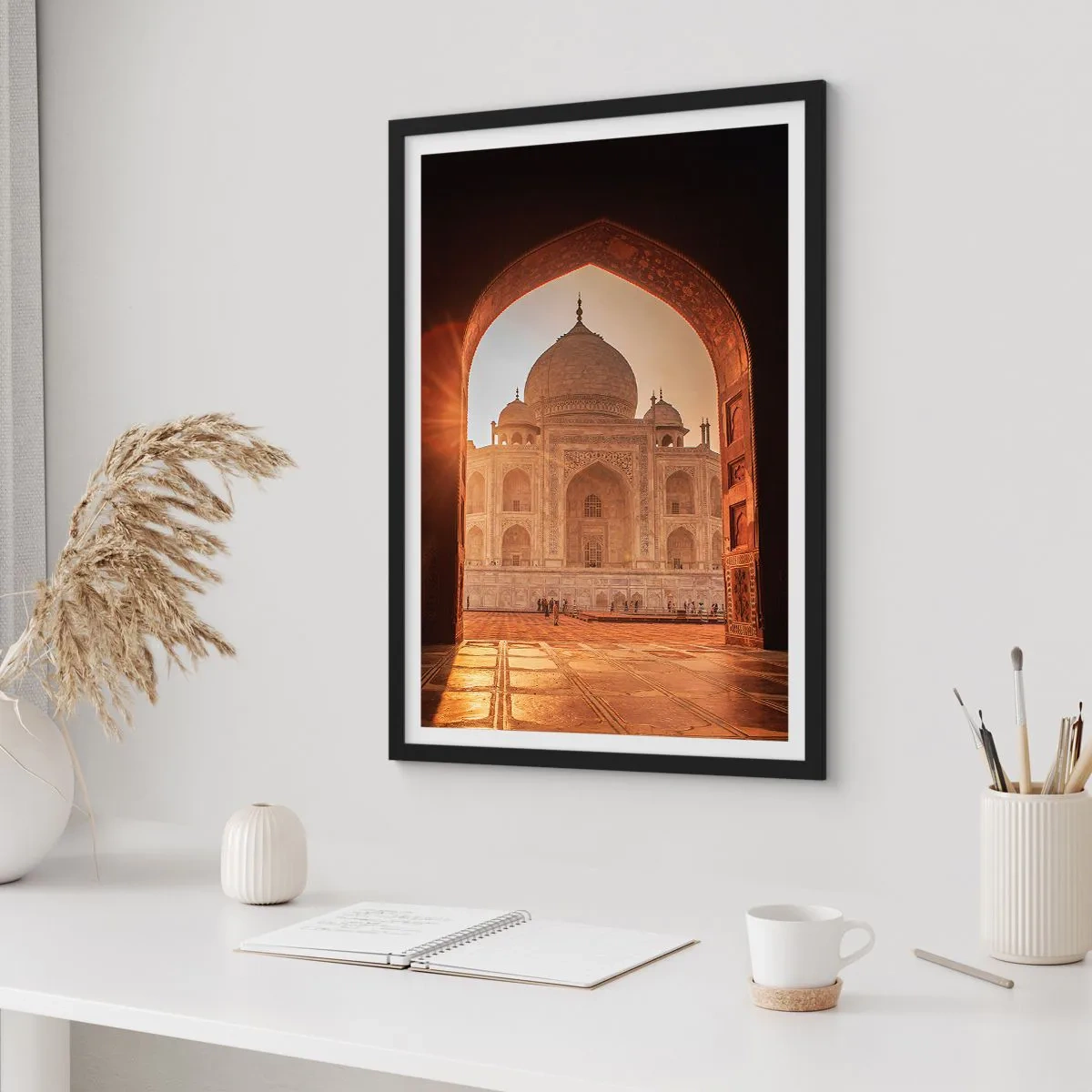 Plakat i sort ramme - Den monumentale struktur set gennem den udsmykkede bue ved solnedgang - 50x70cm - Et monument over overjordisk kærlighed - Moderne vægdekoration til stue og soveværelse ARTTOR