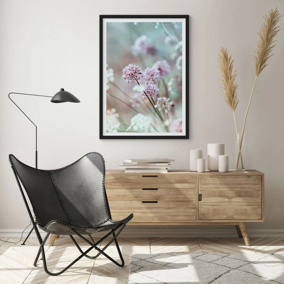 Plakat i sort ramme - Delikate blomster i pastelfarver - 50x70cm - Søde filigranurter - Moderne vægdekoration til stue og soveværelse ARTTOR