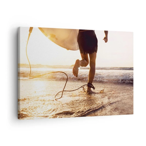 Lærredstryk - Billede på lærred - En surfer løber langs stranden med sit bræt i solskinnet. - 70x50cm - For at møde bølgen - Moderne vægdekoration til stue og soveværelse ARTTOR