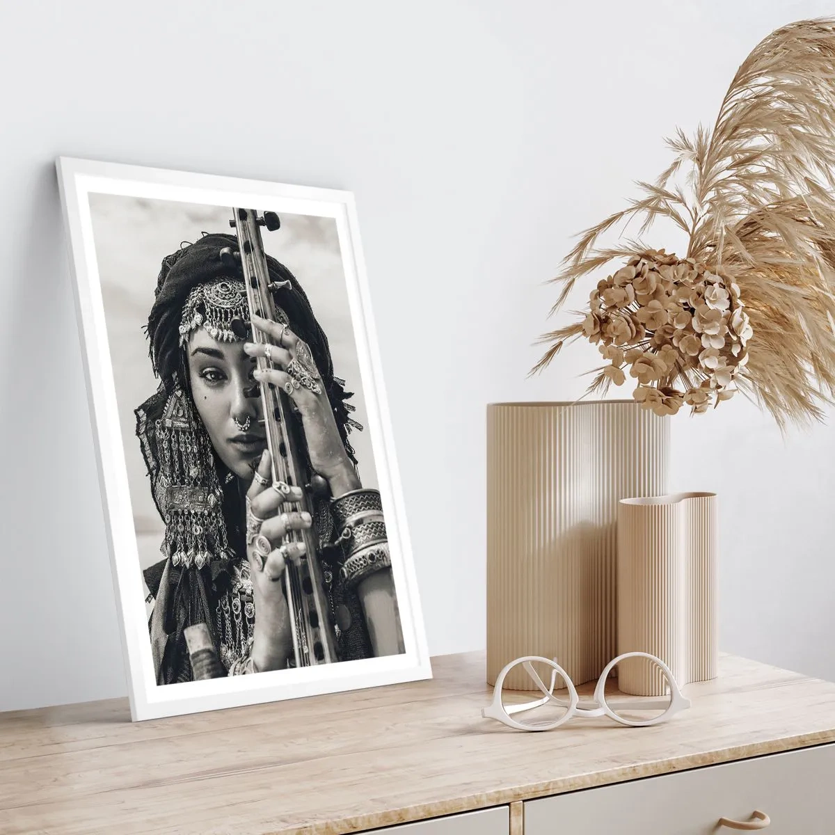 Plakat i hvid ramme - Selve den orientalske musik - 70x100 cm