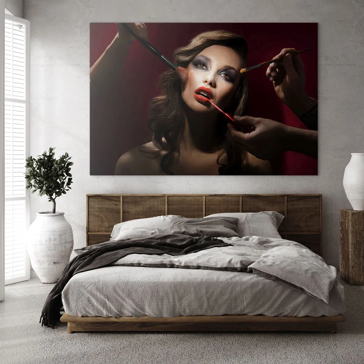 Billede på glas - Kvinde lægger makeup på mod en mørk baggrund - 70x50cm - Smukke drømmende - Moderne vægdekoration til stue og soveværelse ARTTOR