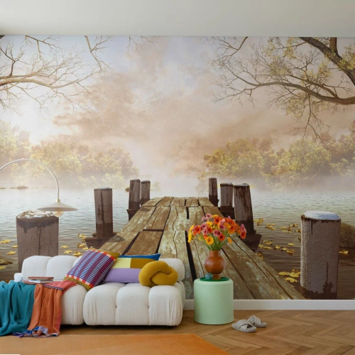Fototapet Standard Eco - En træbro ved en sø omgivet af tåge og træer - 100x70cm - Efterårets blide tristhed - Moderne vægdekoration til stue og soveværelse ARTTOR