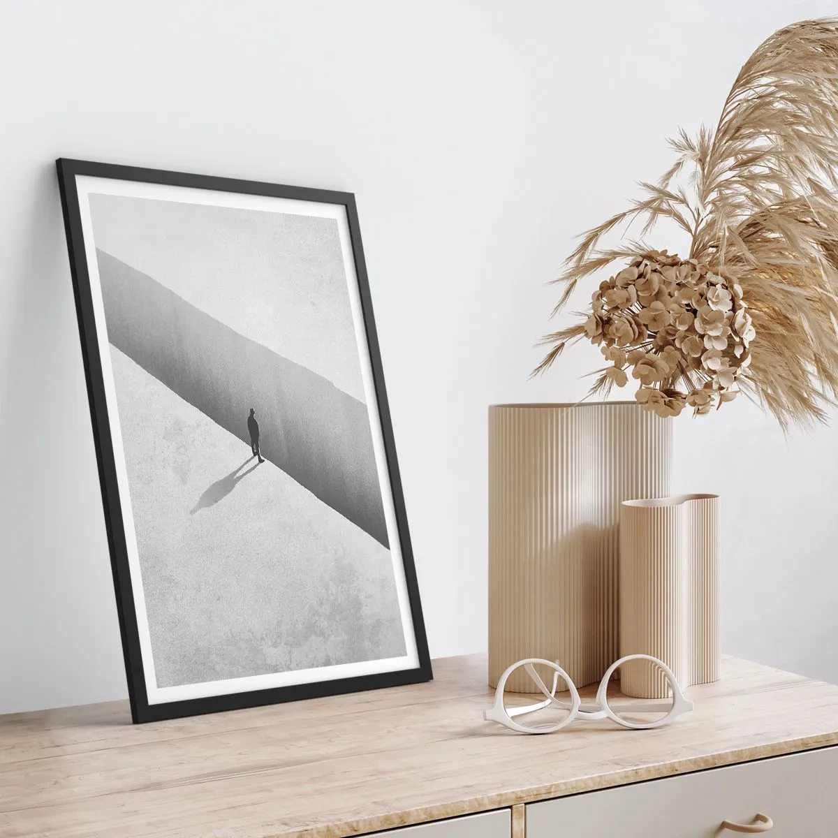 Plakat i sort ramme - En figur stående over en afgrund i en monokromatisk setting - 50x70cm - Lys destination - Moderne vægdekoration til stue og soveværelse ARTTOR