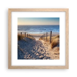 Plakat i ramme af lyst egetræ - Havet brummer, fuglene synger, en vild strand midt i græsset.... - 30x30 cm